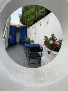 een rond uitzicht op een patio met tafels en stoelen bij B&B Baia Del Salento in Pulsano