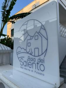 una señal para una clínica solar en B&B Baia Del Salento, en Pulsano