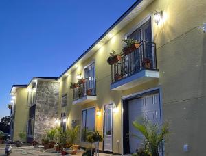 un edificio con plantas en sus balcones en Villa di Casa - Boutique Hotel en Wellington