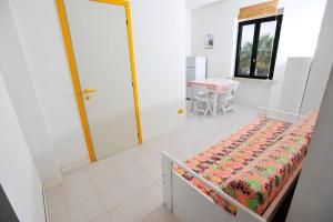 um quarto com uma cama, uma mesa e uma janela em Puglia Villa Mare Gargano Manfredonia em Zapponeta