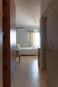 um corredor com um quarto com uma cama ao fundo em Haris apartment 2 em Heraclião