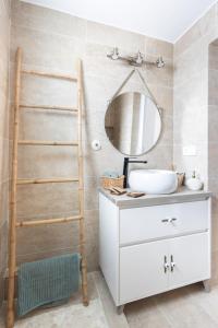 ロス・レアレホスにあるEl Castro Apartment, Amazing Ocean & Cliff Viewのバスルーム(はしご、シンク、鏡付) +17枚の写真