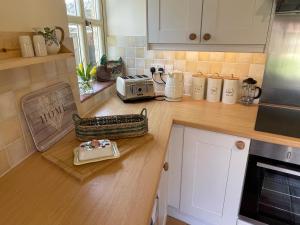 Dapur atau dapur kecil di Pretty Cotswold Cottage with garden near Bibury