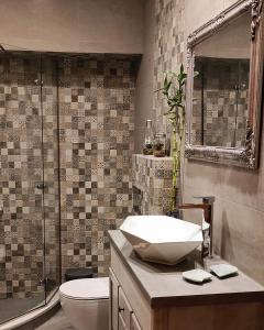 een badkamer met een wastafel, een toilet en een douche bij Το Πατρικό - To Patriko Epidavros in Oud Epidauros