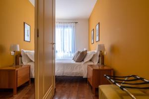 um quarto com uma cama e uma janela em Le Camere di Villa Cà Zenobio em Treviso