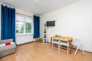 a living room with a table and a couch at Apartament Gdynia in Gdynia