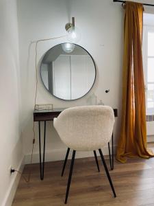 Habitación con escritorio con espejo y silla. en Superbe appartement T2 en plein centre d'Ajaccio, rue Fesch en Ajaccio