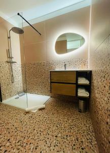 y baño con ducha, bañera y lavamanos. en Superbe appartement T2 en plein centre d'Ajaccio, rue Fesch en Ajaccio