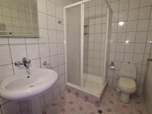 une salle de bain avec un lavabo, une douche et des toilettes dans l'établissement Lazur SeaView Apartment, à Pomorie 7 autres photos