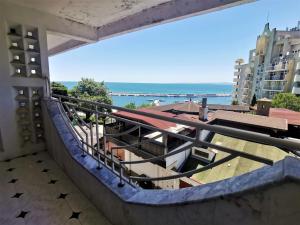 un balcon avec vue sur l'océan dans l'établissement Lazur SeaView Apartment, à Pomorie