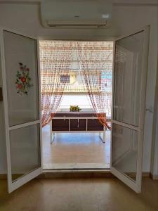 eine offene Tür zu einem Zimmer mit Fenster in der Unterkunft Appartamenti Cavataio 1 in Trappeto