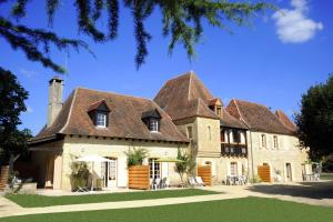 una gran casa de piedra con techo en Le Clos des Rives, en Saint-Vincent-de-Cosse