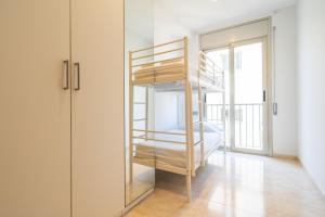 Una cama o camas cuchetas en una habitación  de HomeHolidaysRentals Blaucel - Costa Barcelona