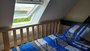 ein Schlafzimmer mit Kinderbett und Fenster in der Unterkunft Bahnhof Gleis 72 - Ferienwohnungen in Timmenrode