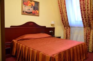 Postel nebo postele na pokoji v ubytování Aurora Premier Hotel