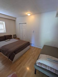 Katil atau katil-katil dalam bilik di Vancouver Backpacker House - 10 min walk to Metrotown skytrain station +4 gambar