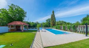 um quintal com uma piscina e um gazebo em Holiday Home ZLATAR Buna em Blagaj