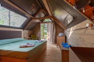 A bed or beds in a room at AgriResort Spa Glamping Poggio Di Montedoro Még 37 kép
