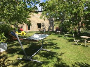 una mesa de picnic y sillas en un patio en Acquavilla, en Pombal