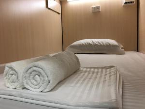 Postel nebo postele na pokoji v ubytování Bonvenon capsule Hostel