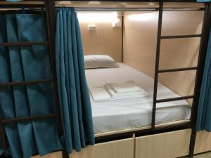 Postel nebo postele na pokoji v ubytování Bonvenon capsule Hostel