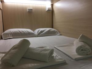 Postel nebo postele na pokoji v ubytování Bonvenon capsule Hostel