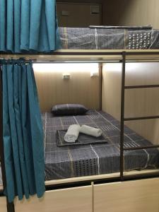 Postel nebo postele na pokoji v ubytování Bonvenon capsule Hostel