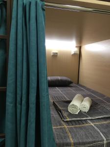 Postel nebo postele na pokoji v ubytování Bonvenon capsule Hostel