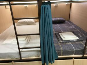 Postel nebo postele na pokoji v ubytování Bonvenon capsule Hostel