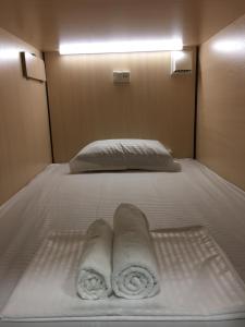 Postel nebo postele na pokoji v ubytování Bonvenon capsule Hostel