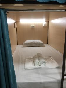 Postel nebo postele na pokoji v ubytování Bonvenon capsule Hostel