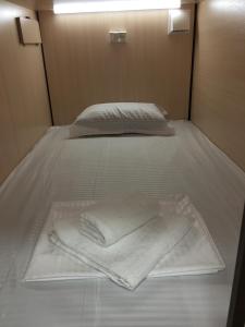 Postel nebo postele na pokoji v ubytování Bonvenon capsule Hostel