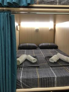 Postel nebo postele na pokoji v ubytování Bonvenon capsule Hostel