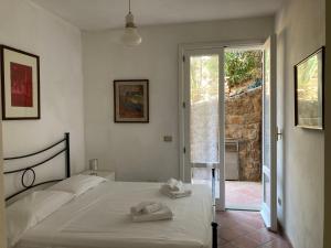a bedroom with a bed with two towels on it at Vetrata sul mare in Campese