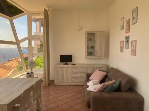 a living room with a couch and a window at Vetrata sul mare in Campese