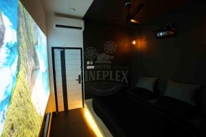 ein Zimmer mit einem Spiegel und einem Sofa in einem Zimmer in der Unterkunft Hotel Cineplex in Coimbatore