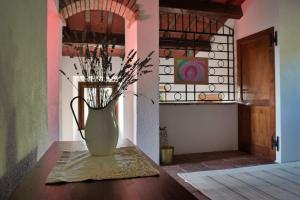 un jarrón con flores en él sentado en una mesa en Camera a Casa Castora, en Uffogliano