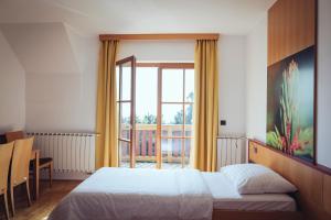 Ένα ή περισσότερα κρεβάτια σε δωμάτιο στο Pohorje Village Wellbeing Resort - Forest Hotel Videc