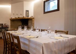 uma mesa com copos de vinho e guardanapos em Agriturismo ValBarè em Fregona