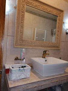 Vannituba majutusasutuses traditional house in Androni