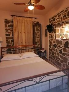 Voodi või voodid majutusasutuse traditional house in Androni toas