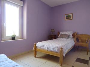 a bedroom with a bed and a window at Villa Ripaud Chambre d'Hôte in Villesèque-des-Corbières