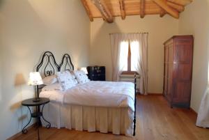 um quarto com uma cama e uma janela em Al Podere Santa Cristina em Castel Maggiore