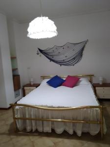 una camera da letto con un letto e un'amaca sul muro di Palazzo tre palme a Follonica