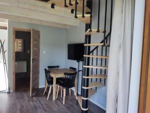 Telewizja i/lub zestaw kina domowego w obiekcie Domek Sworne Zacisze