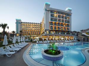 un hotel con piscina frente a un edificio en Luna Blanca Resort & Spa, en Side