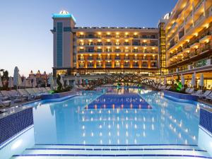 ein großer Pool vor einem Hotel in der Unterkunft Luna Blanca Resort & Spa - Ultra All Inclusive in Side