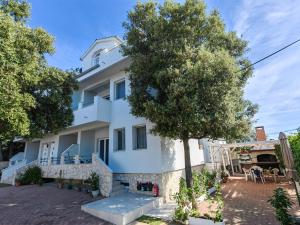 dom z drzewem przed nim w obiekcie Residence Family Plazina - Place 1 & 2 w Petrčane
