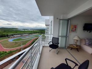 un balcón con vistas a una pista de carreras en Apartamento Aqualina Orange Decimo Piso 2 Habitaciones Vista a Montañas, en Girardot
