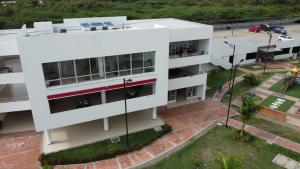 - une vue aérienne sur un bâtiment blanc dans l'établissement Apartamento Aqualina Orange Decimo Piso 2 Habitaciones Vista a Montañas, à Girardot
